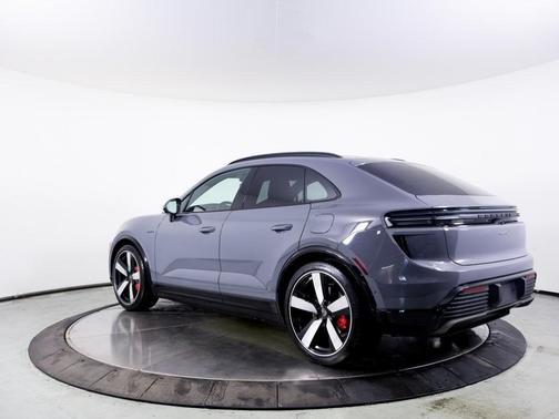 2025 Porsche Macan Turbo