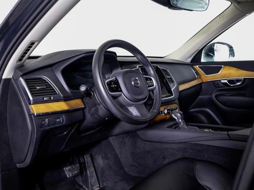 Savile Gray Metallic 2021 Volvo XC90 T6 Momentum 7 Passenger