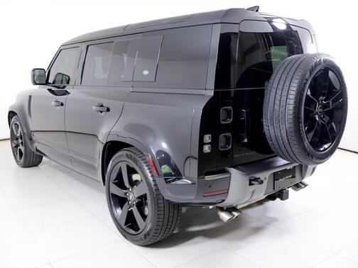 Santorini Black Metallic 2024 Land Rover Defender P525 V8