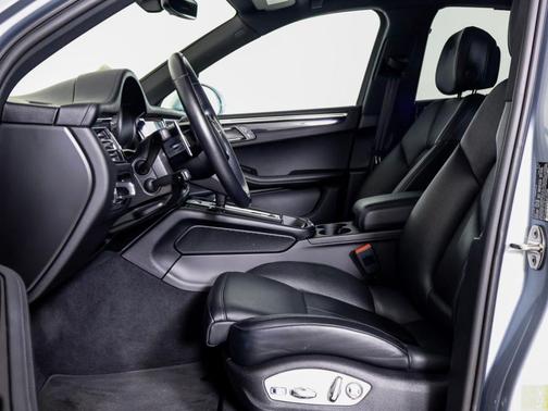 Dolomite Silver Metallic 2024 Porsche Macan