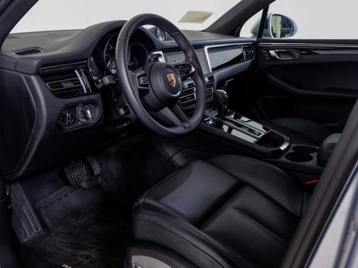 Dolomite Silver Metallic 2025 Porsche Macan