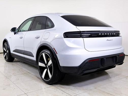 Ice 2026 Porsche Macan 4