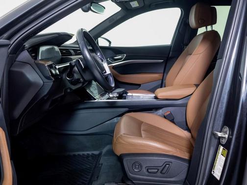 2022 Audi e-tron Premium Plus