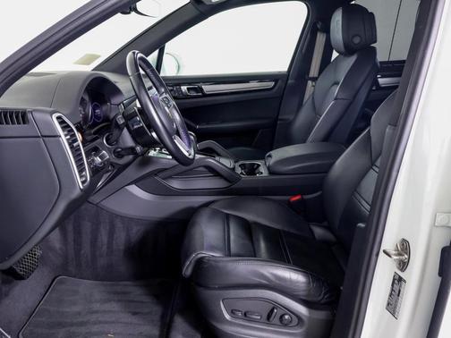 2023 Porsche Cayenne Platinum Edition