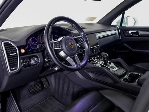 2023 Porsche Cayenne Platinum Edition