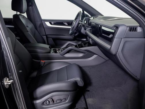 2025 Porsche Cayenne Base