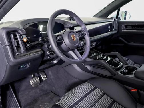 2025 Porsche Cayenne GTS
