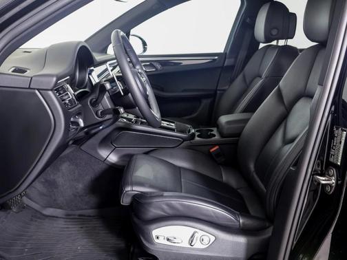 2022 Porsche Macan Base