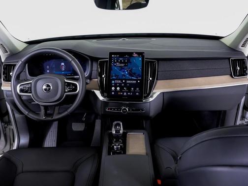 2025 Volvo XC90 B5 Plus