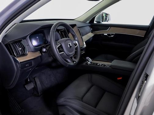 2025 Volvo XC90 B5 Plus