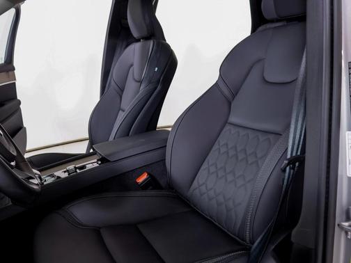 2025 Volvo XC90 B5 Plus
