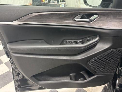 Diamond Black Crystal Pearlcoat 2026 Jeep Grand Cherokee Altitude