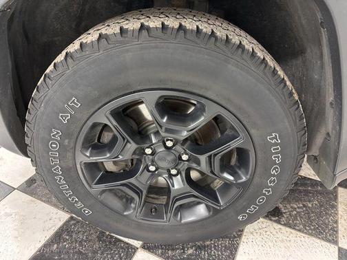 Granite Crystal Metallic Clearcoat 2019 Jeep Cherokee Trailhawk