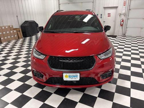 Red Hot Pearlcoat 2026 Chrysler Pacifica L