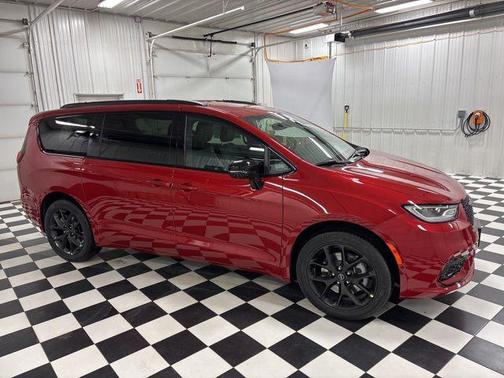 Red Hot Pearlcoat 2026 Chrysler Pacifica L