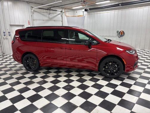 Red Hot Pearlcoat 2026 Chrysler Pacifica L