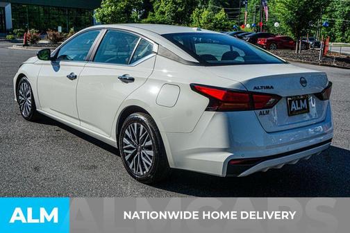 Glacier White 2025 Nissan Altima SV