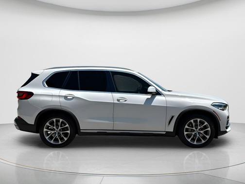 Mineral White Metallic 2022 BMW X5 xDrive40i