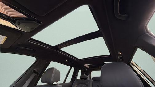 Mineral White Metallic 2022 BMW X7 M50i