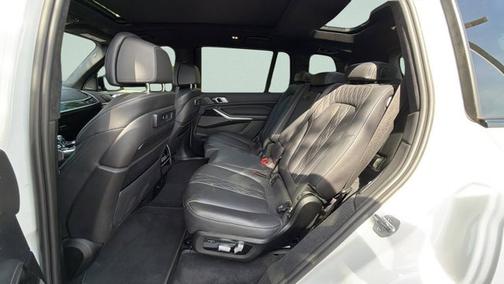 Mineral White Metallic 2022 BMW X7 M50i