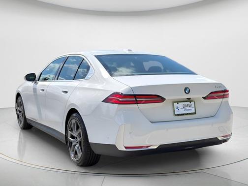 Alpine White 2026 BMW 530 530i