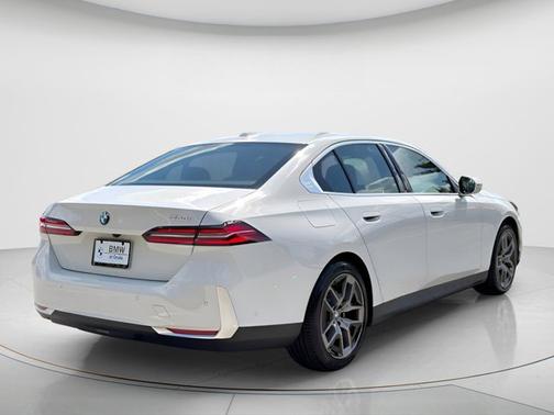 Alpine White 2026 BMW 530 530i