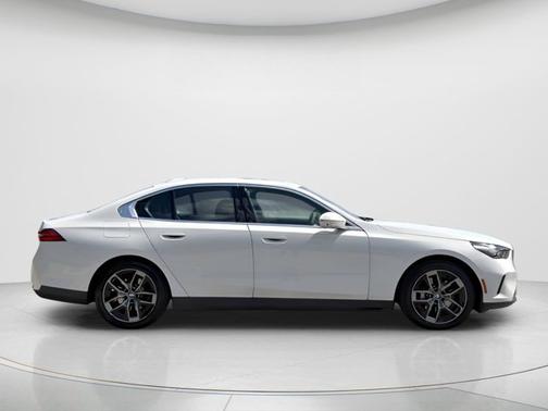 Alpine White 2026 BMW 530 530i