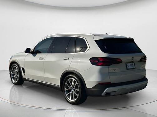Mineral White Metallic 2025 BMW X5 xDrive40i