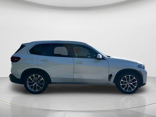 Mineral White Metallic 2025 BMW X5 xDrive40i