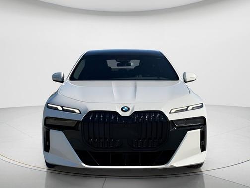 Alpine White 2023 BMW 740 740i