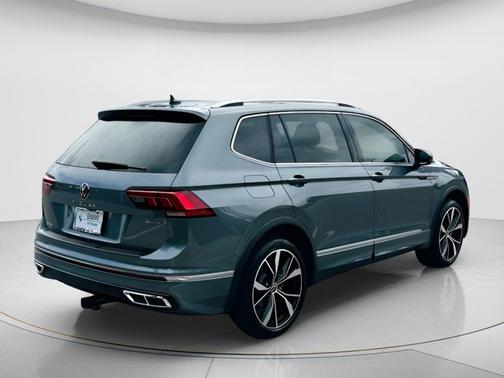 Platinum Gray Metallic 2023 Volkswagen Tiguan SEL R-Line