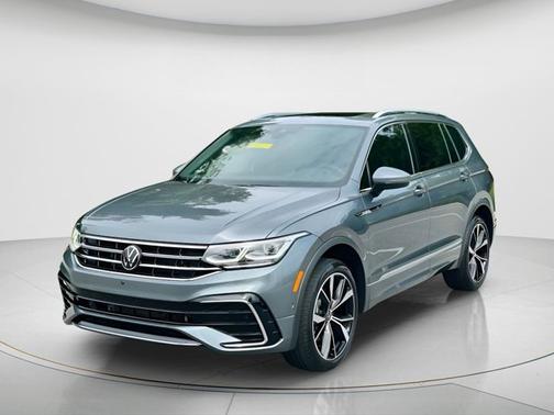 Platinum Gray Metallic 2023 Volkswagen Tiguan SEL R-Line