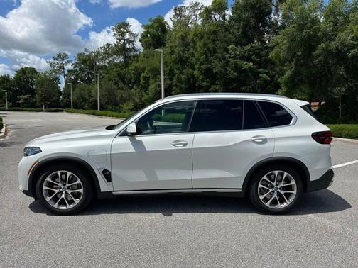 Mineral White Metallic 2024 BMW X5 xDrive50e