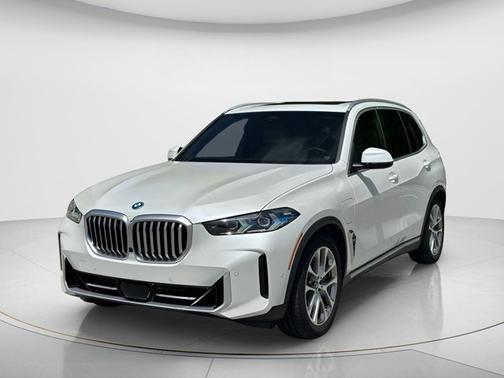 Mineral White Metallic 2024 BMW X5 xDrive50e