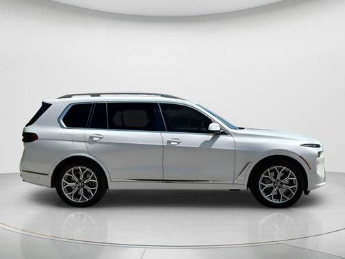 Mineral White Metallic 2025 BMW X7 xDrive40i