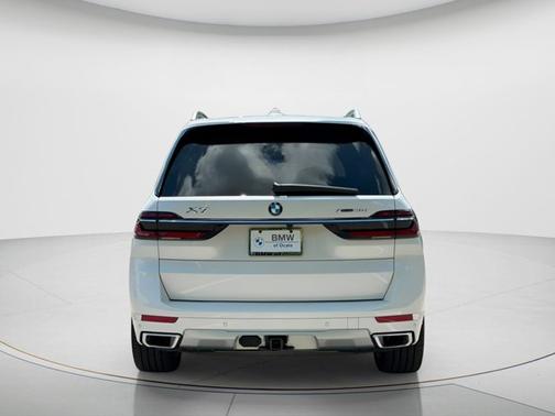 Mineral White Metallic 2025 BMW X7 xDrive40i