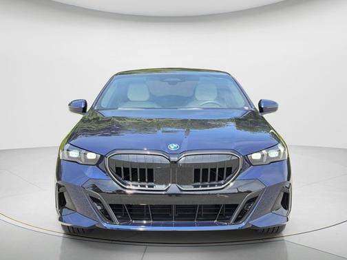 Tanzanite Blue II Metallic 2026 BMW 550e 550e xDrive