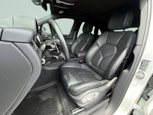 White 2024 Porsche Macan
