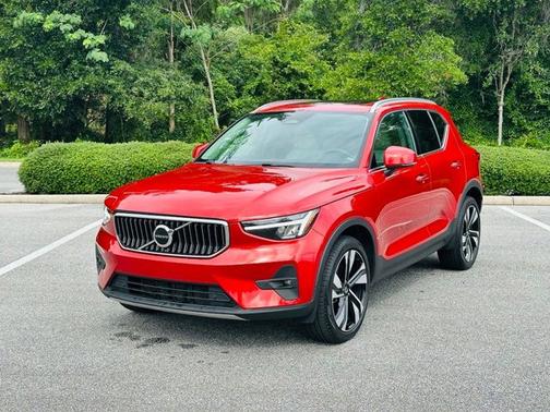 Fusion Red Metallic 2023 Volvo XC40 Plus Bright Theme