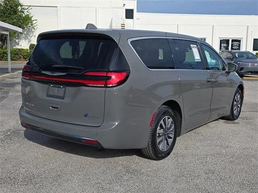 2022 Chrysler Pacifica Hybrid Touring L
