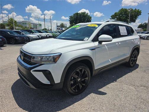 Pure White 2024 Volkswagen Taos 1.5T SE