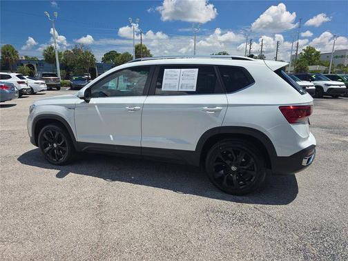 Pure White 2024 Volkswagen Taos 1.5T SE