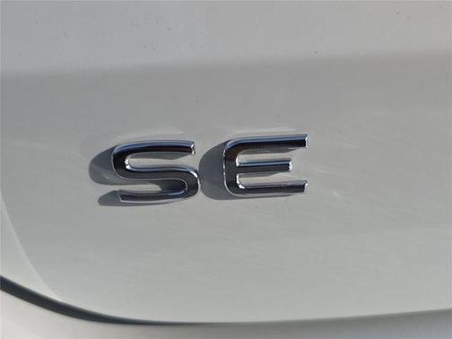 Pure White 2025 Volkswagen Taos 1.5T SE