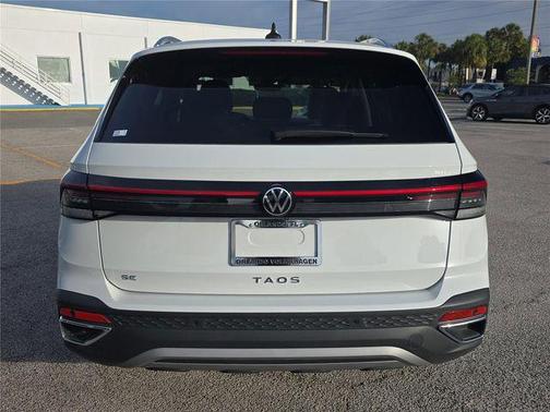 Pure White 2025 Volkswagen Taos 1.5T SE