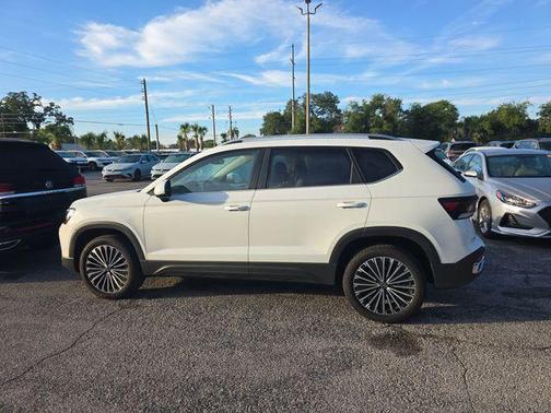 Pure White 2025 Volkswagen Taos 1.5T SE