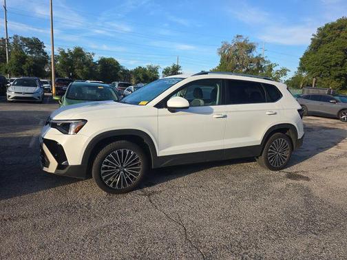 Pure White 2025 Volkswagen Taos 1.5T SE