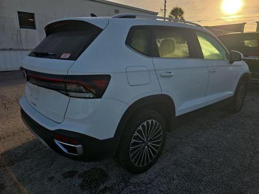 Pure White 2025 Volkswagen Taos 1.5T SE