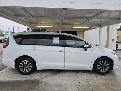 2023 Chrysler Pacifica Hybrid Touring L