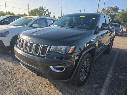 Diamond Black Crystal Pearlcoat 2019 Jeep Grand Cherokee Laredo