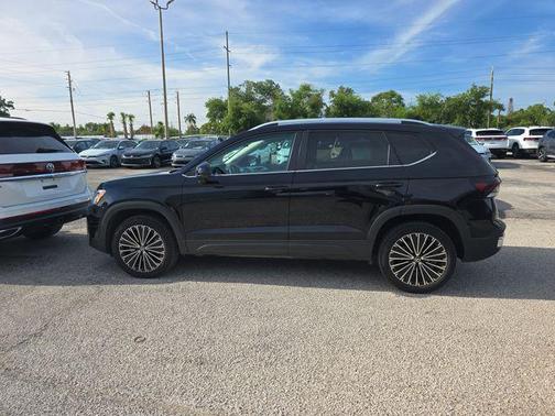 Deep Black Pearl 2025 Volkswagen Taos 1.5T SE